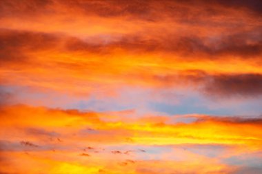 Günbatımında kırmızı ve sarı bulutlar