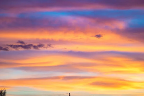 Vörös és sárga felhők a naplemente égen — Stock Fotó