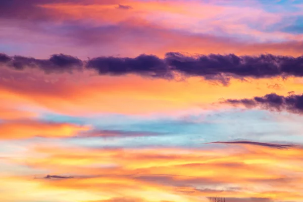 日没の空の赤と黄色の雲 — ストック写真