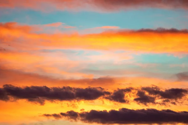 Κόκκινα και κίτρινα σύννεφα στον ουρανό ηλιοβασιλέματος — Φωτογραφία Αρχείου