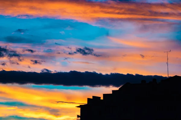 Nuvens vermelhas e amarelas no céu do pôr do sol — Fotografia de Stock