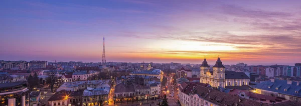 Зимний закат над европейским городом — стоковое фото