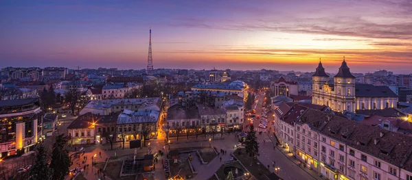 Зимний закат над европейским городом — стоковое фото