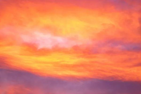 Červené a žluté mraky na západě slunce — Stock fotografie