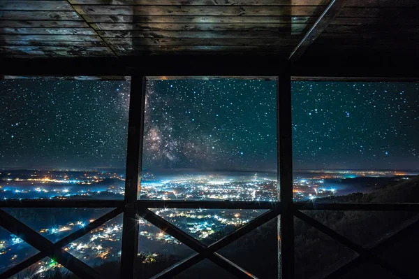 Céu estrelado sobre a cidade noturna — Fotografia de Stock