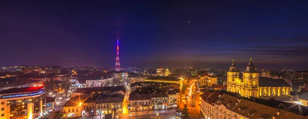 Νυχτερινή θέα στην ευρωπαϊκή πόλη από ύψος — Φωτογραφία Αρχείου