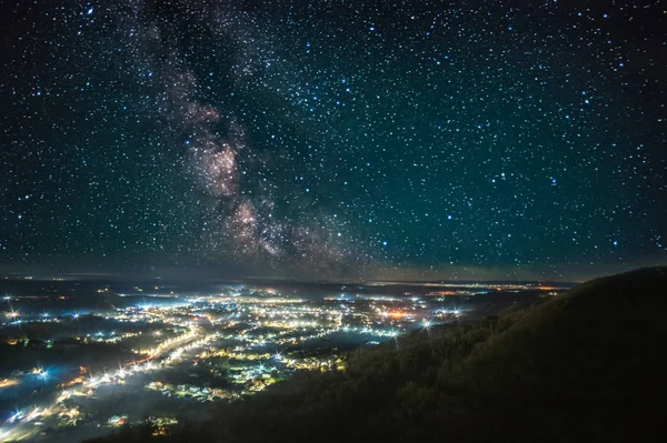 Noční výhled na evropské město z výšky — Stock fotografie
