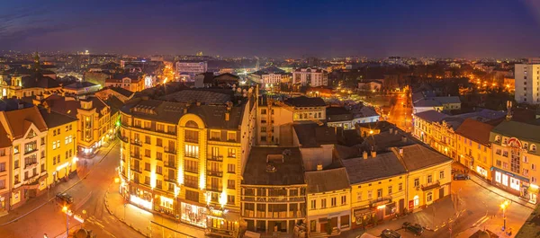 Νυχτερινή θέα στην ευρωπαϊκή πόλη από ύψος — Φωτογραφία Αρχείου