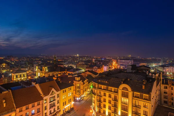 Vista notturna della città europea da un'altezza — Foto Stock