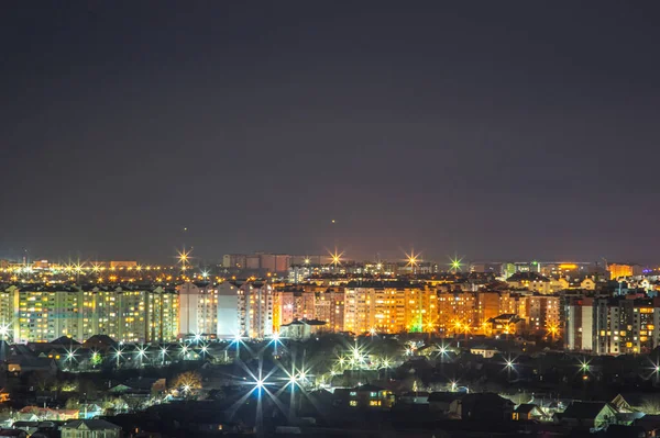 Vista notturna della città europea da un'altezza — Foto Stock