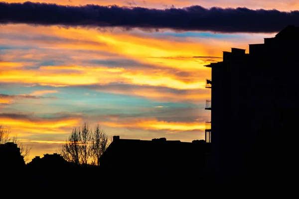 Céu colorido do por do sol sobre as casas da cidade — Fotografia de Stock