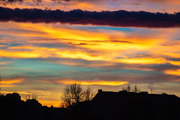 Цветное небо заката над домами города — стоковое фото