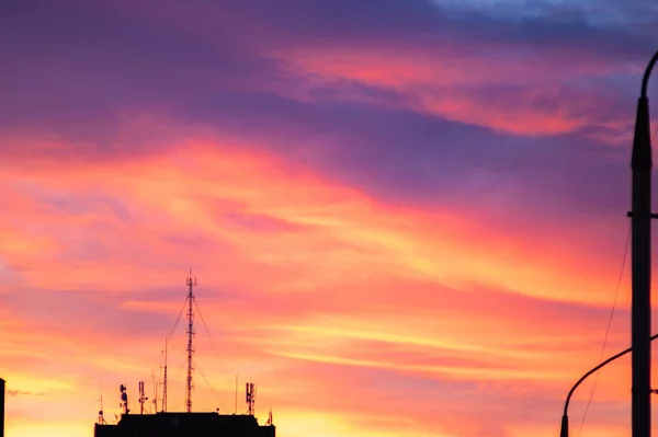 街の家の上にカラフルな夕日の空 — ストック写真