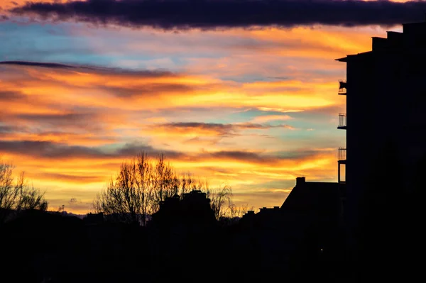 Céu colorido do por do sol sobre as casas da cidade — Fotografia de Stock