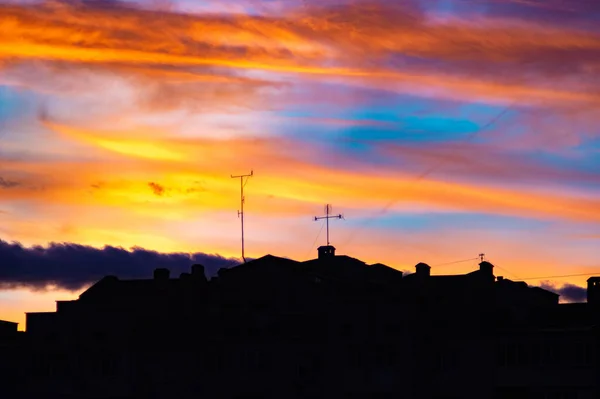 Colorido cielo al atardecer sobre las casas de la ciudad —  Fotos de Stock