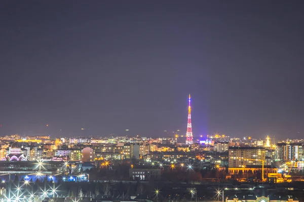 Nattlig europeisk utsikt över staden från en höjd — Stockfoto