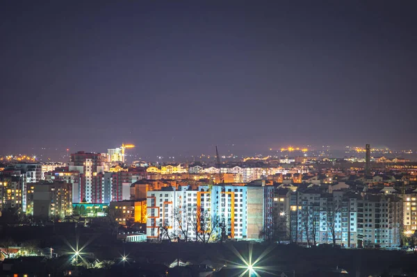 Vista nocturna de la ciudad europea desde una altura — Foto de Stock