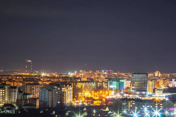 Vista nocturna de la ciudad europea desde una altura — Foto de Stock