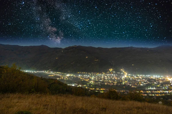 Nacht Europese stad uitzicht vanaf een hoogte — Stockfoto
