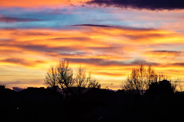 Farbenfroher Sonnenuntergangshimmel über den Häusern der Stadt — Stockfoto