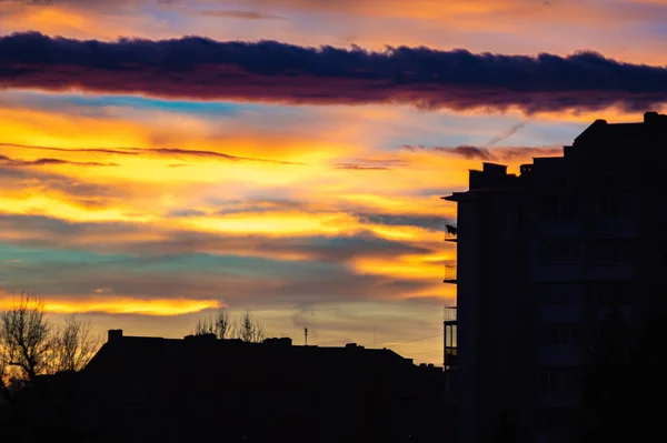 Céu colorido do por do sol sobre as casas da cidade — Fotografia de Stock