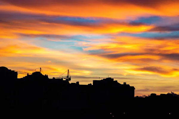 Kolorowe zachody słońca niebo nad domami miasta — Zdjęcie stockowe