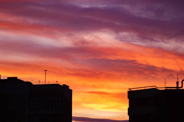 Colorido cielo al atardecer sobre las casas de la ciudad —  Fotos de Stock