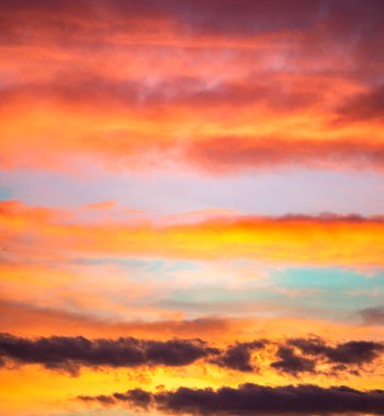 Gün batımında renkli x bulutları manzarası