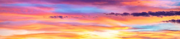 Панорама барвистих хмар на заході сонця — стокове фото