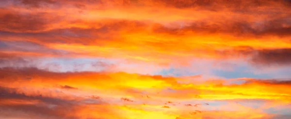 Panoráma színes x felhők a naplemente ég — Stock Fotó