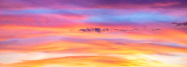 夕暮れ時のカラフルな × 雲のパノラマ — ストック写真