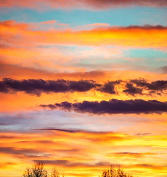 Panorama kolorowych chmur x na niebie zachodu słońca — Zdjęcie stockowe