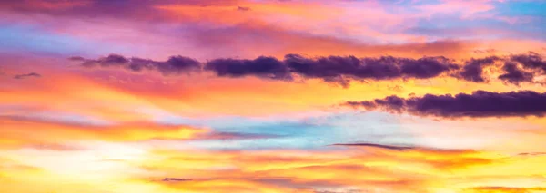 夕暮れ時のカラフルな × 雲のパノラマ — ストック写真