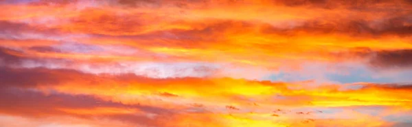 Panorama de x nuvens coloridas no céu por do sol — Fotografia de Stock
