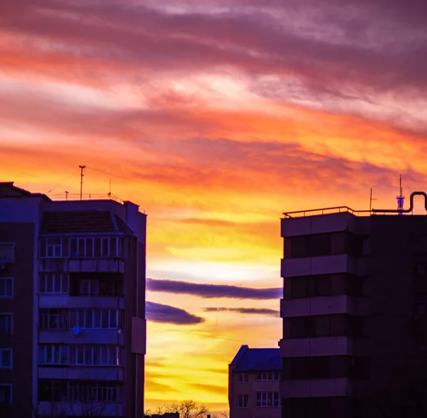 Panorama de céu colorido por do sol sobre as silhuetas das casas — Fotografia de Stock