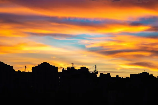 Färgglad solnedgång himmel över husen i staden — Stockfoto