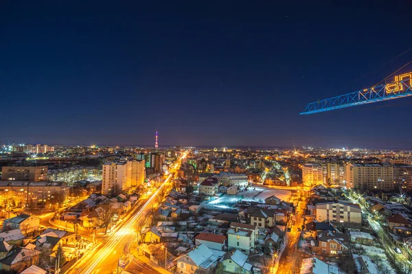 Vue de la ville nocturne d'une hauteur — Photo