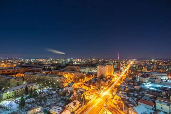 Vue de la ville nocturne d'une hauteur — Photo