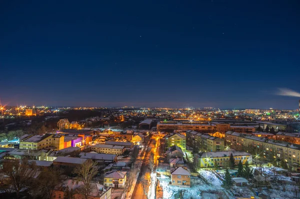 Вид на ночной город с высоты — стоковое фото