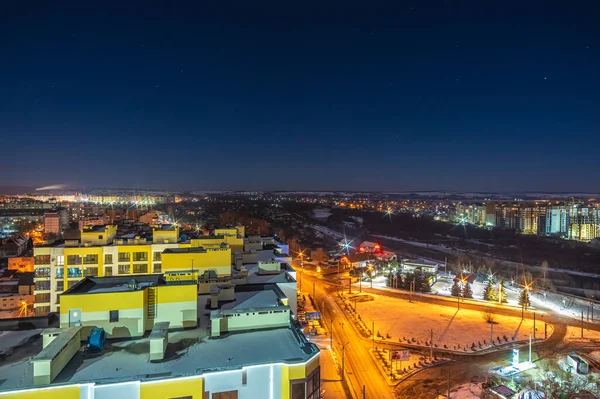 Utsikt över nattstaden från en höjd — Stockfoto