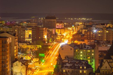 Yükseklerden gece şehri manzarası