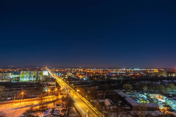 Вид на нічне місто з висоти — стокове фото