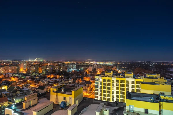 Vista de la ciudad nocturna desde una altura —  Fotos de Stock