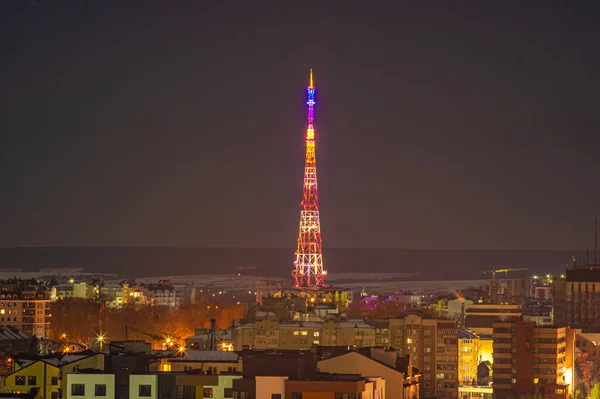 Panorama nocnego ukraińskiego miasta z wysokości — Zdjęcie stockowe