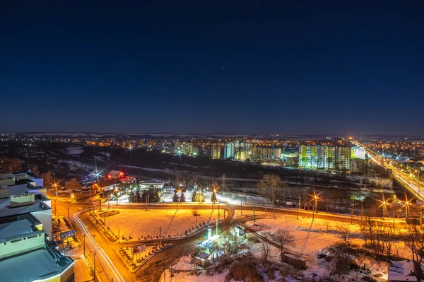 Вид на нічне місто з висоти — стокове фото