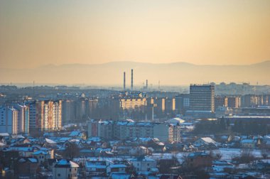 Sis içindeki kışlık şehir evleri