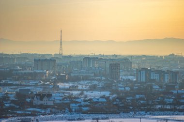 Sis içindeki kışlık şehir evleri
