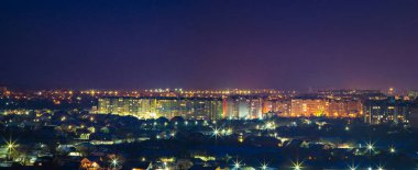 Kışın şehrin gece manzarası.