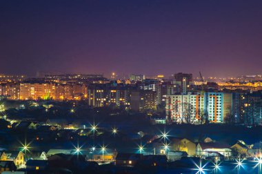 Kışın şehrin gece manzarası.