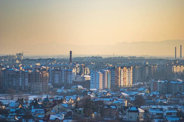 Casas da cidade de inverno em neblina — Fotografia de Stock